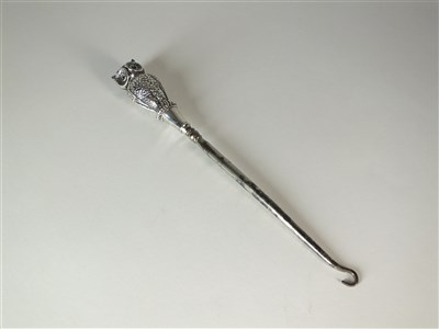 Lot 222 - An Edwardian silver mounted owl button hook