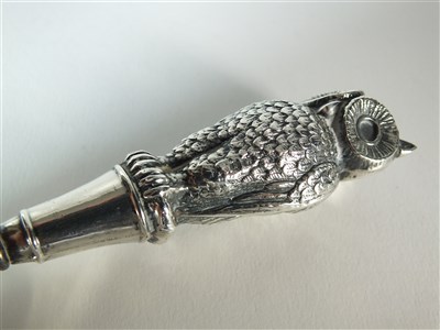 Lot 222 - An Edwardian silver mounted owl button hook