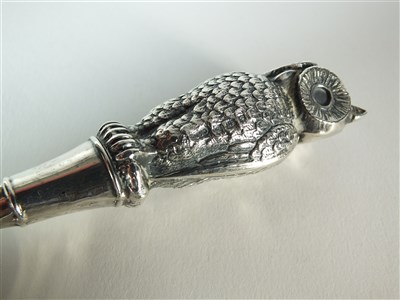 Lot 222 - An Edwardian silver mounted owl button hook