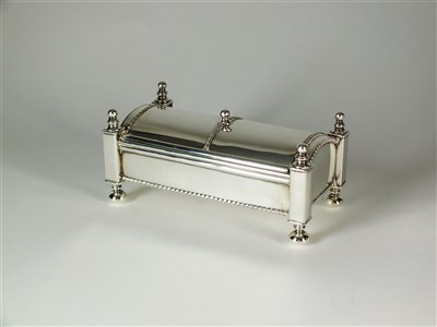 Lot 210 - An Edwardian silver ink stand