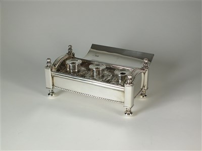 Lot 210 - An Edwardian silver ink stand