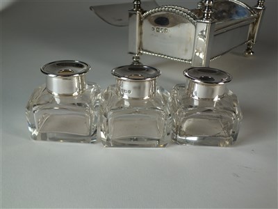 Lot 210 - An Edwardian silver ink stand
