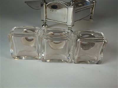Lot 210 - An Edwardian silver ink stand