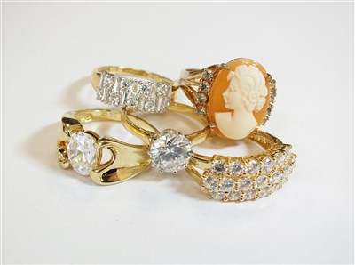 Lot 109 - A collection of five rings
