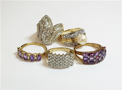 Lot 115 - A collection of five rings