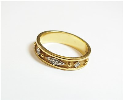 Lot 120 - An 18ct gold band