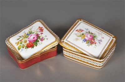 Lot 131 - A pair of Royal Crown Derby rectangular trinket boxes and covers