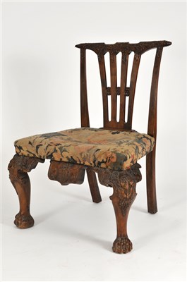 Lot 789 - A George II style carved mahogany splat-back dining chair