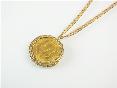 Lot 271 - A George V sovereign pendant on chain