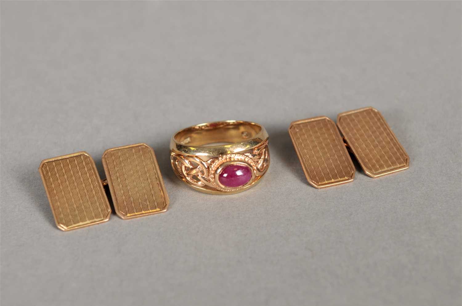 Lot 89 - A 9ct Cloagau gold and ruby ring