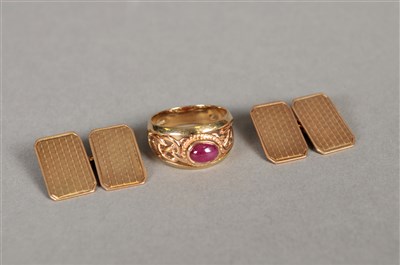 Lot 89 - A 9ct Cloagau gold and ruby ring