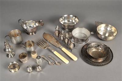 Lot 77 - A small collection of silver