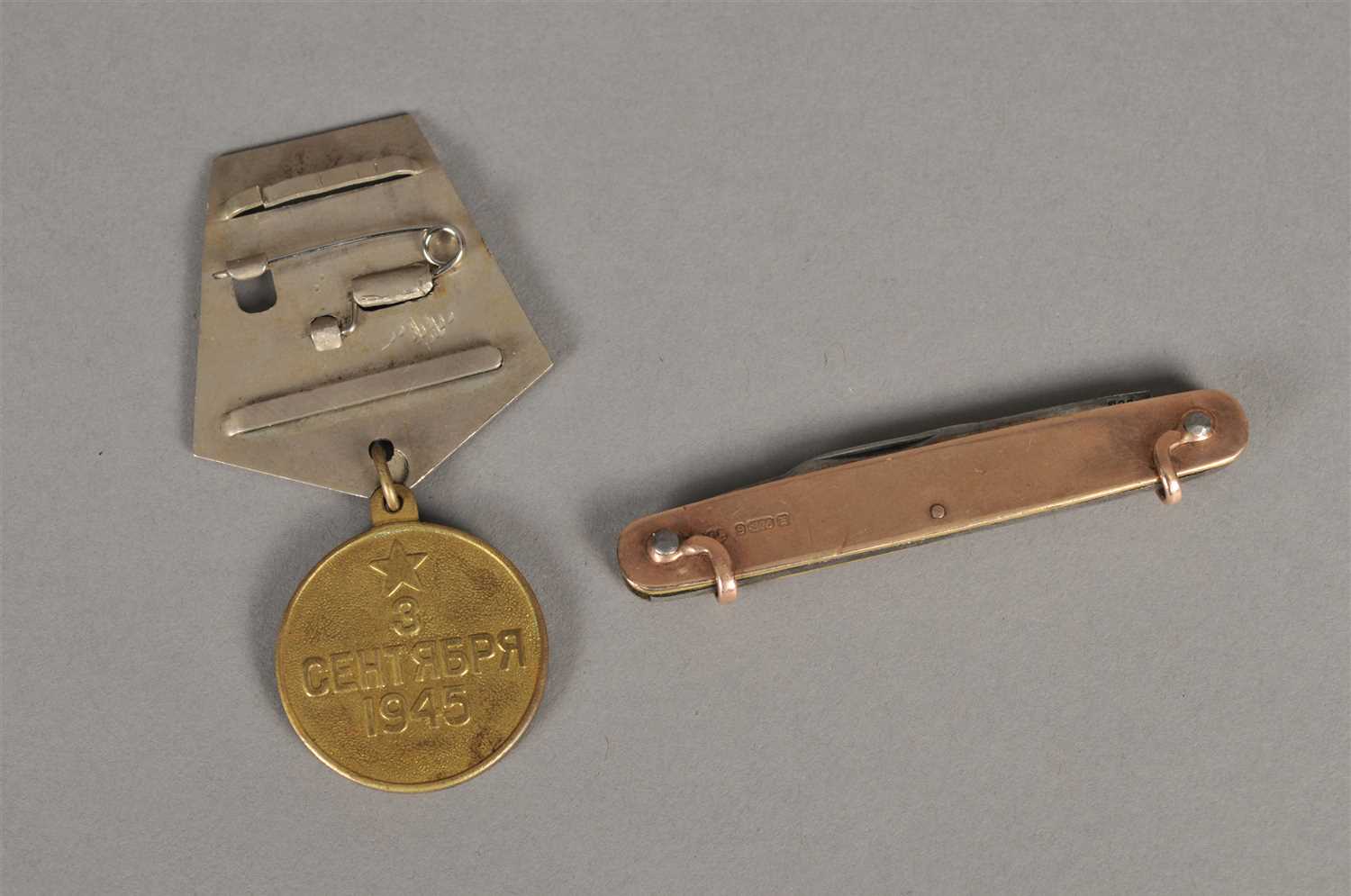 Lot 698 - 9ct gold cased penknife and Russian medal