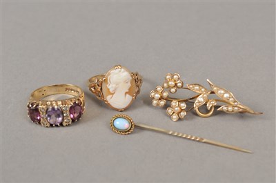 Lot 84 - Two rings, a brooch and a pin