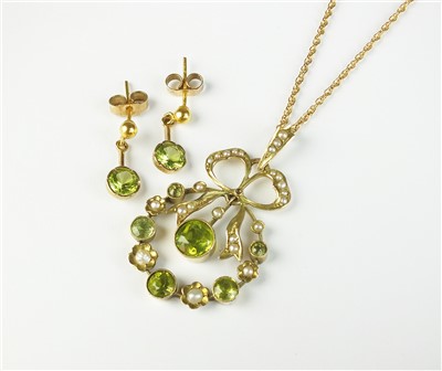 Lot 90 - A peridot and seed pearl pendant