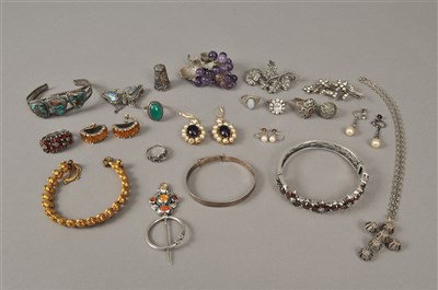 Lot 85 - A collection of costume jewellery