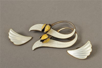 Lot 87 - An enamel brooch and earrings