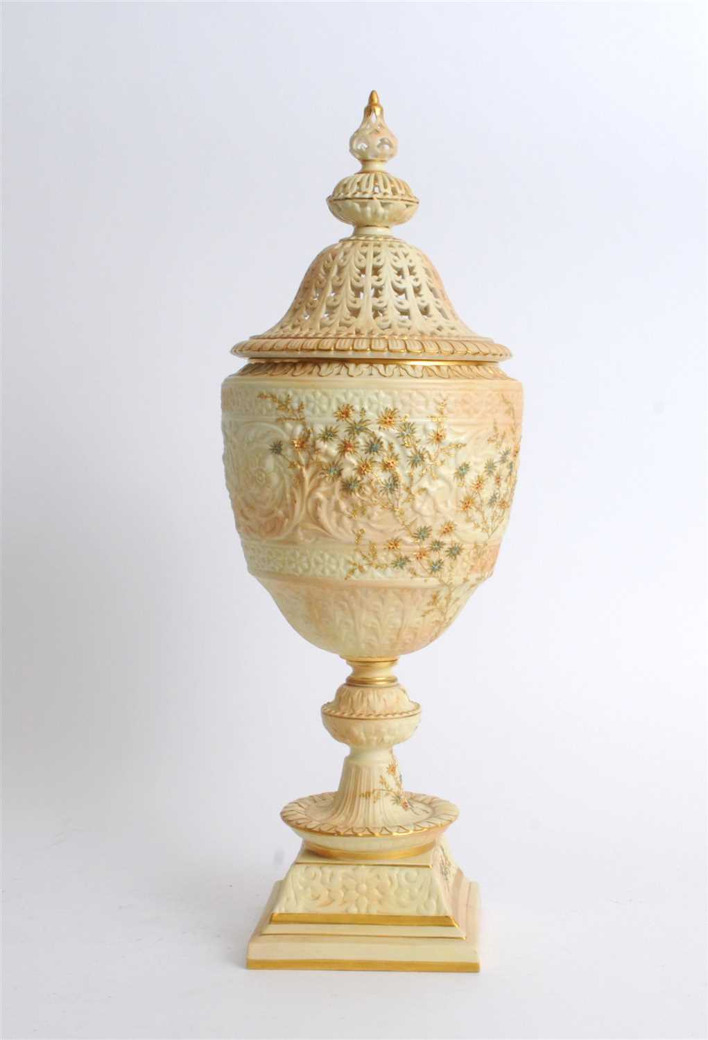Lot 92 - Large Grainger & Co Worcester vase and cover