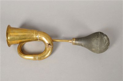 Lot 205 - An Edwardian brass automobile horn