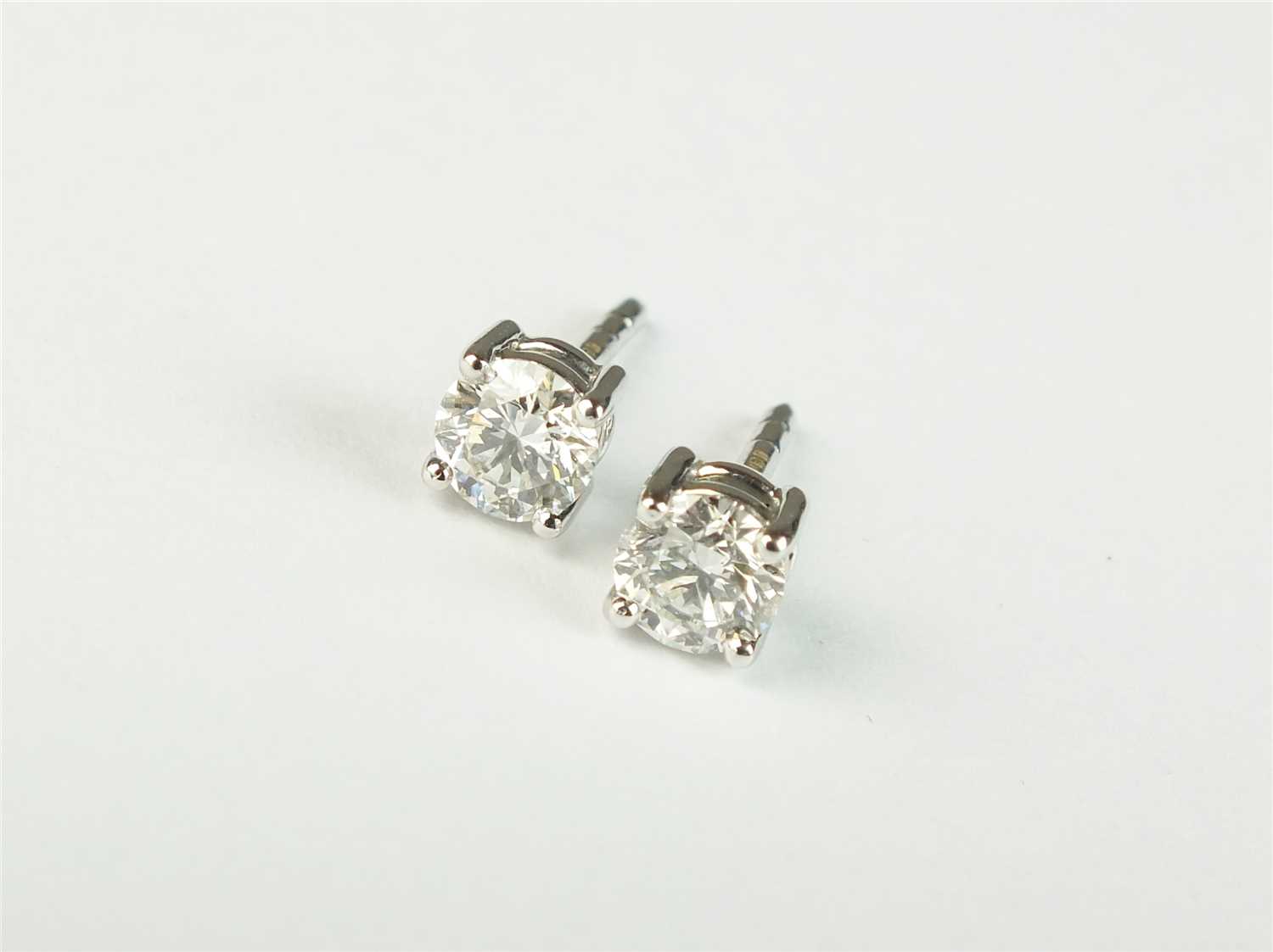 Lot 76 - A pair of diamond stud earrings