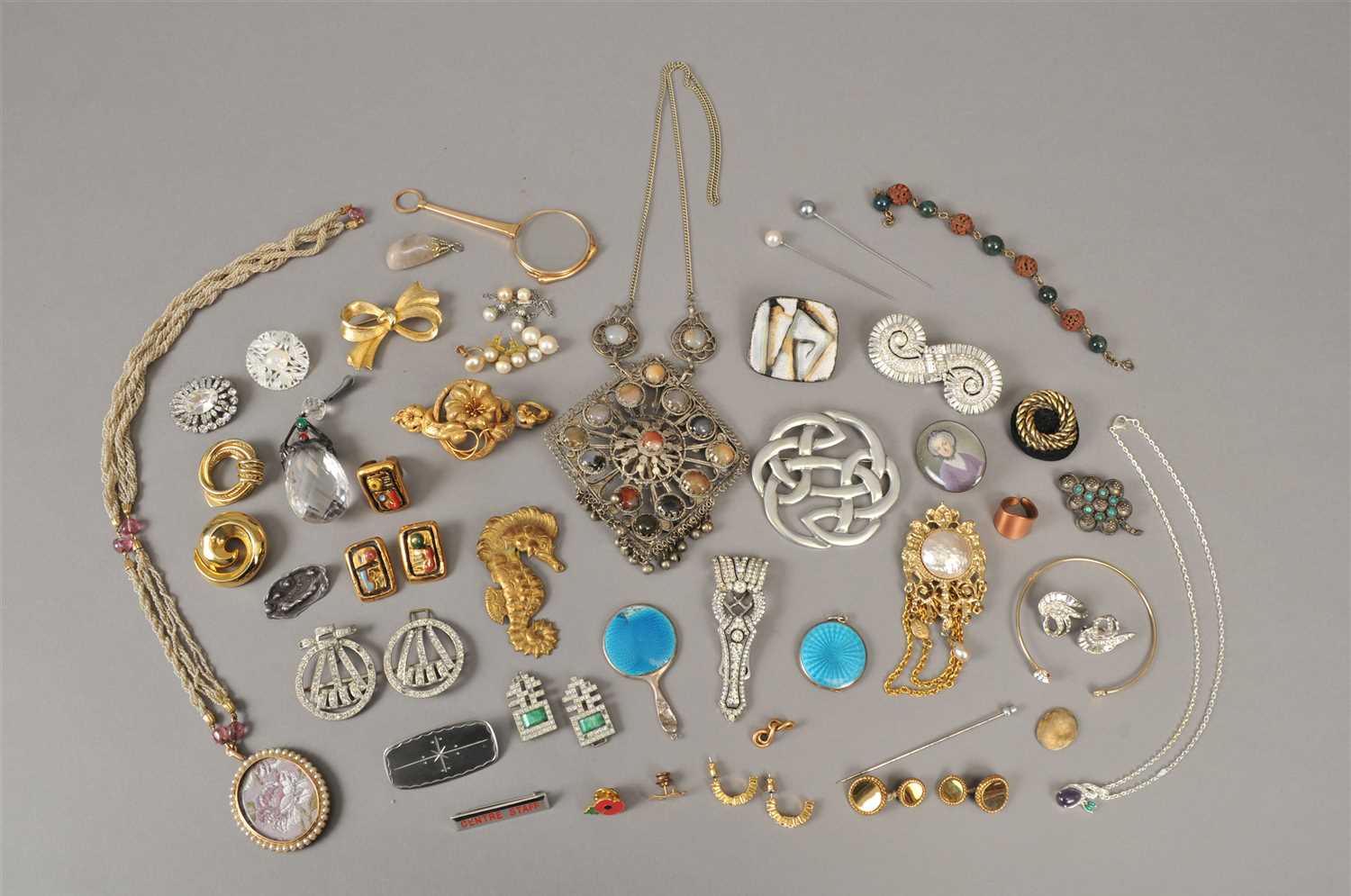 Lot 82 - A collection of costume jewellery