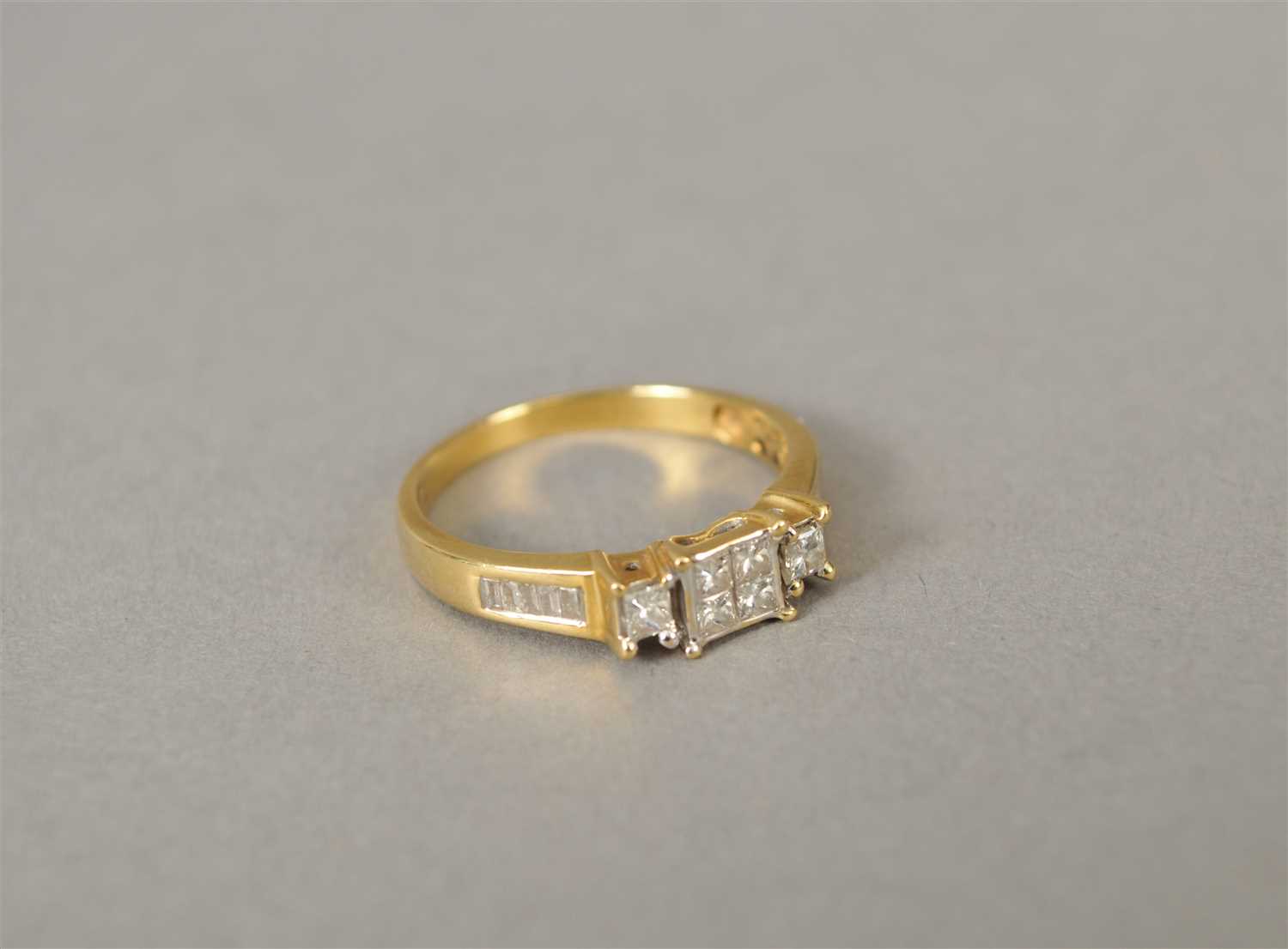Lot 40 - A diamond dress ring