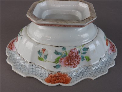 Lot 105 - An early Chinese export porcelain famille rose...