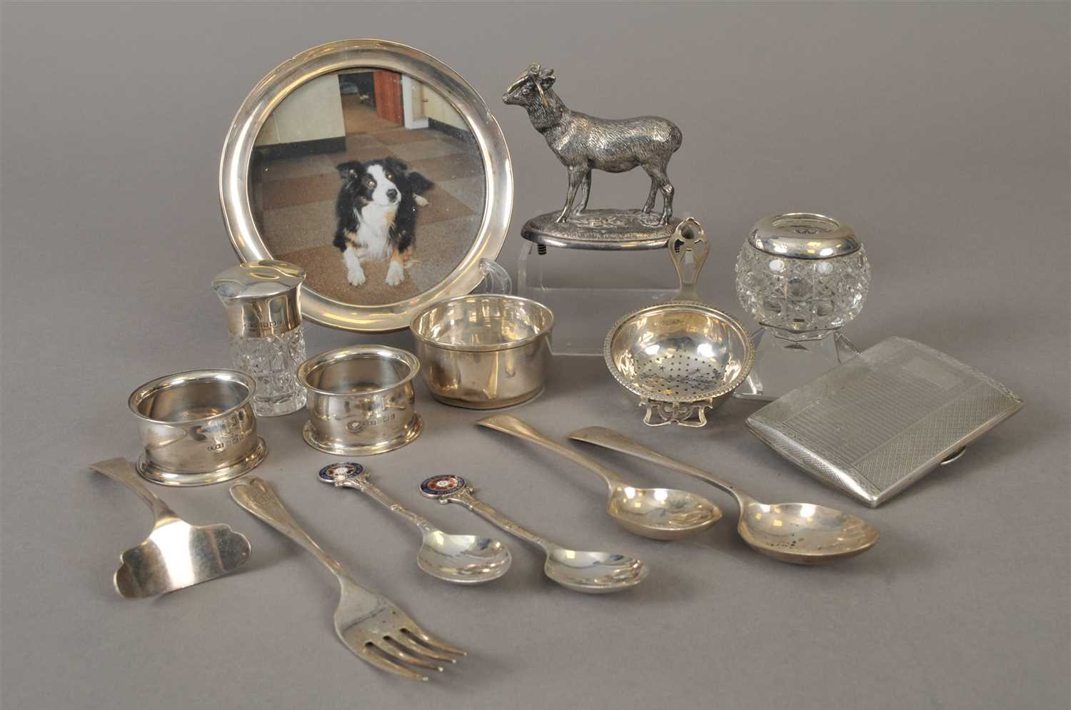 Silver Models Collect Lot 11 - A small collection of silver