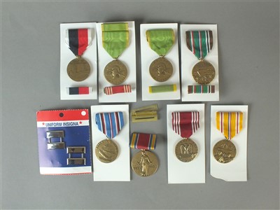Lot 188 - British Officer's helmet plate and pips / Group of US military medals