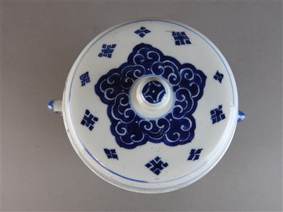 Lot 31 - A Chinese export porcelain blue and white twin...