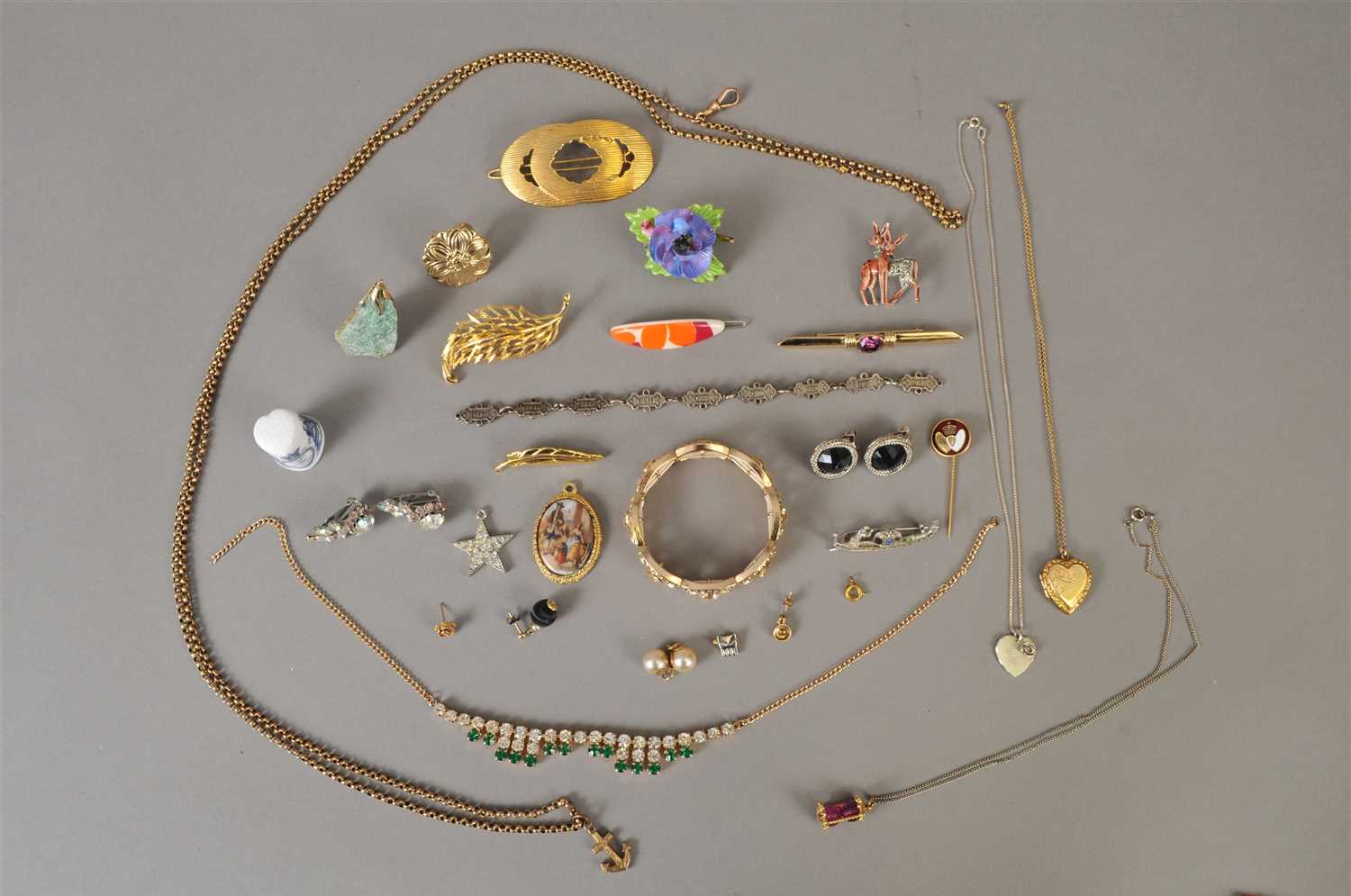 Lot 60 - A collection of jewellery