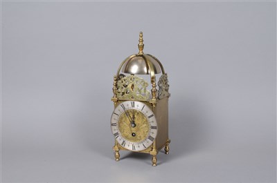 Lot 164 - A reproduction brass cased lantern clock