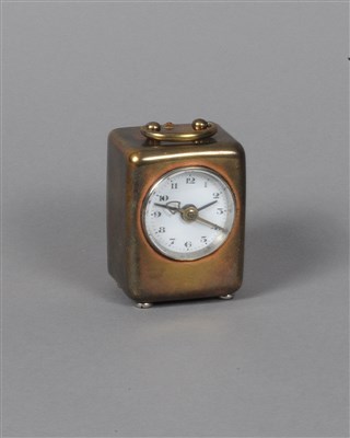 Lot 165 - A rectangular brass cased carriage clock and an Edwardian miniature / travelling carriage alarm clock