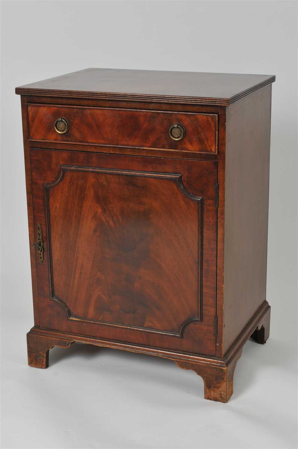 Lot 429 - A reproduction mahogany cupboard