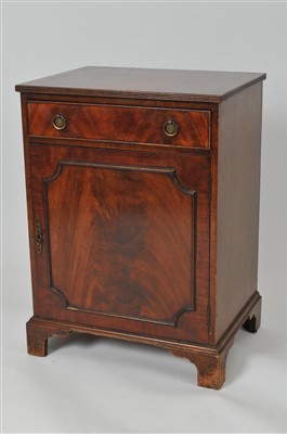 Lot 429 - A reproduction mahogany cupboard