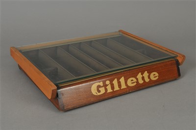 Lot 325 - A 20th century Gillette table-top shop display case