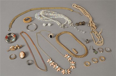 Lot 49 - A collection of gold rings and costume jewellery