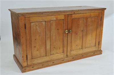 Lot 432 - A rustic country pine side cupboard