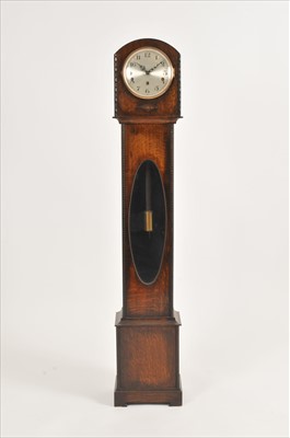 Lot 473 - A small early / mid 20th century oak cased 'grandmother' clock / long case clock