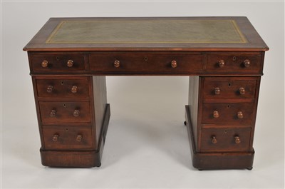 Lot 493 - An Edwardian mahogany pedestal desk