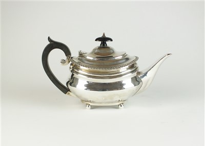 Lot 42 - An Edwardian silver teapot