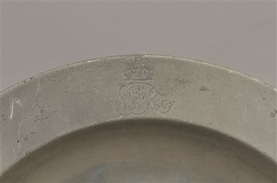Lot 392 - A George IV pewter coronation plate