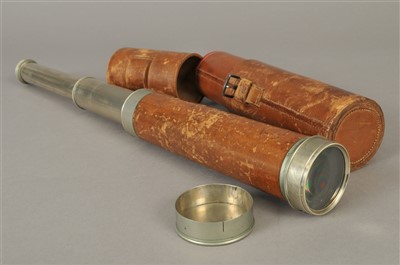 Lot 281 - An early 20th century leather cased four drawer telescope by Thomas Jones of Charring Cross