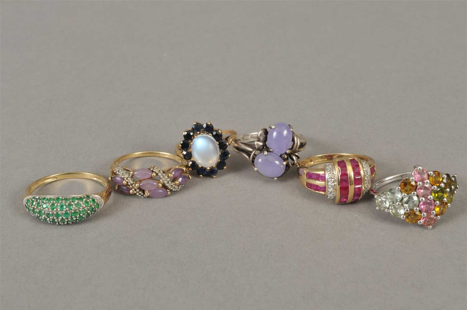 Lot 45 - A collection of rings