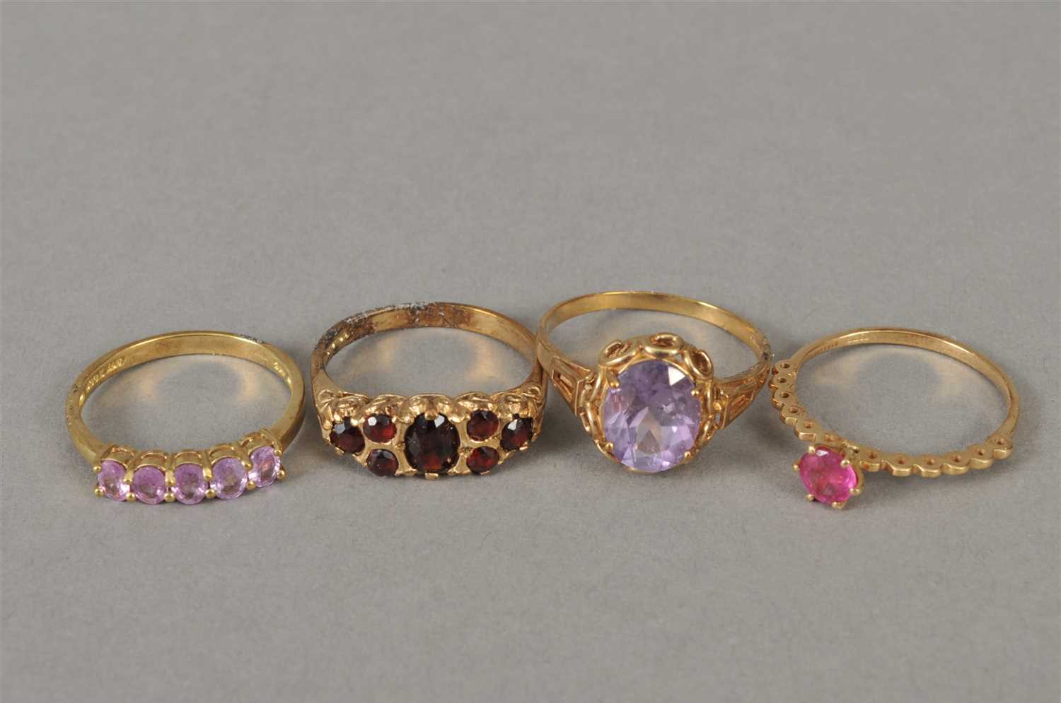 Lot 46 - A collection of rings
