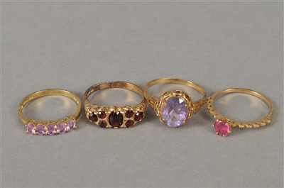 Lot 46 - A collection of rings