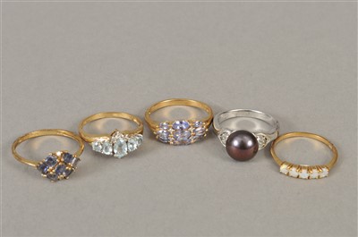 Lot 43 - A collection of rings