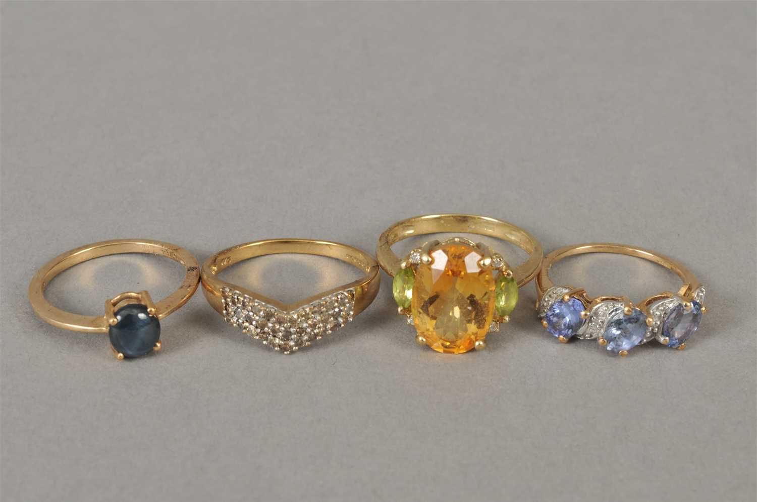 Lot 47 - A collection of rings