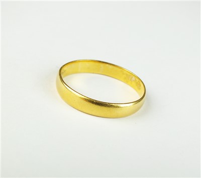 Lot 108 - A plain polished 22ct gold wedding band