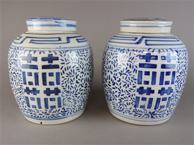 Lot 495 - A pair of Chinese blue and white jars and...